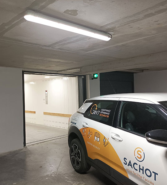 Ascenseur pour voiture : accès au sous-sol d'un immeuble