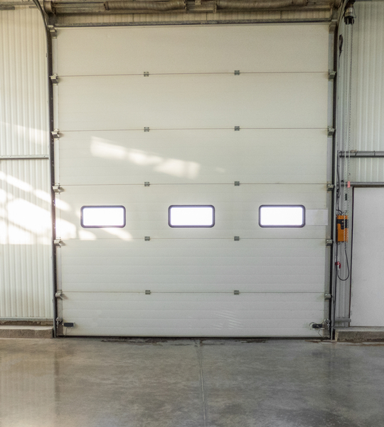 Accès Usine pour décharger camion : portes sectionnelles industrielles