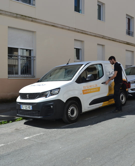 un technicien SACHOT : maintenance preventive SACHOT contrats et services